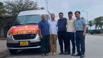 Phó trưởng Công an xã Tiên Dược tận tình giúp người dân đưa hài cốt liệt sỹ về quê nhà