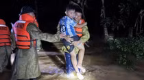 Lũ lớn, báo động trên hàng loạt tuyến sông, Công an Thanh Hoá xuyên đêm di dời dân đến nơi an toàn