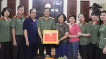 Công an TP Hà Nội thăm hỏi, tri ân gia đình liệt sĩ và cán bộ lão thành