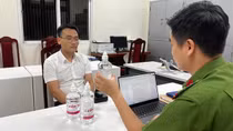 Phó chủ tịch UBND thị trấn Chúc Sơn cùng em trai sản xuất cồn giả