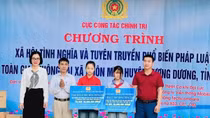 Trao tặng 100 suất học bổng tiếng Anh MobiEnglish cho hai điểm trường