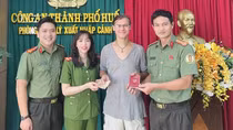 Du khách Nga vui mừng nhận lại hộ chiếu và tài sản đánh rơi