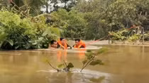 Công an xã cứu cụ bà hơn 70 tuổi cùng gia đình bị mắc kẹt giữa dòng nước lũ