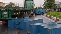 Bốn khối sắt hàng chục tấn rơi khỏi container, chạm trúng người đi xe máy trên đường