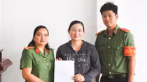 Cán bộ Công an Cần Thơ trao trả tiền cho người chuyển nhầm