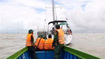 Thuyền buồm nước ngoài gặp sự cố ngoài khơi Cà Mau
