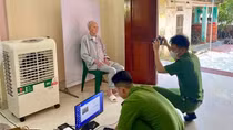 Công an Thanh Hóa đến tận nơi ở cấp đổi thẻ Đảng viên cho người già