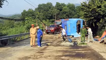Lật xe khách ở Lào Cai, nhiều người thương vong