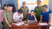Công an xã biên giới phối hợp phát quà tặng đồng bào dịp Lễ Quốc khánh