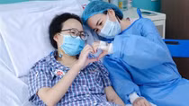 Mẹ bất đồng nhóm máu hiến gan cứu sống con gái 17 tuổi