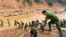 Tuổi trẻ Công an Điện Biên vào bản làng giúp dân dọn dẹp sau lũ