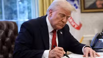 Ông Trump tuyên bố áp thuế các loại ô tô nhập khẩu từ 2,5% lên 25%