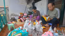 Những nghệ nhân hiếm hoi còn làm mặt nạ giấy bồi ở Hà Nội