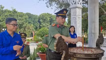 Tuổi trẻ CAND dâng hương tri ân các Anh hùng - Liệt sĩ