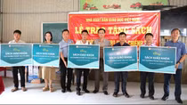 Nhà xuất bản Giáo dục Việt Nam tặng SGK cho học sinh Điện Biên chịu ảnh hưởng mưa lũ
