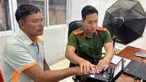 Cán bộ Công an xã kịp thời ngăn chặn người phụ nữ nhảy cầu tự tử