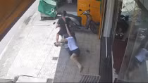 Nữ nhân viên tiệm vàng quyết không buông tha tên cướp manh động