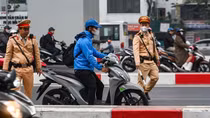 Phạt nặng tiền, trừ điểm GPLX nhiều tài xế xe máy đi lên Vành đai 2 trên cao