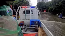 Vượt điểm ngập sâu, CSGT Hà Nội đưa hai bệnh nhi đi cấp cứu
