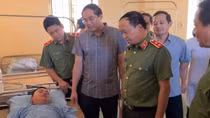Thứ trưởng Đặng Hồng Đức thăm, động viên cán bộ Công an tỉnh Thái Nguyên bị thương khi cứu dân chạy lũ