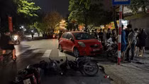 Hà Nội: Truy tìm tài xế ô tô tông liên tiếp 6 xe máy rồi bỏ đi
