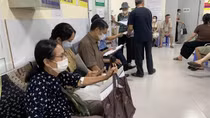 Chồng hút thuốc lá, vợ mắc ung thư phổi
