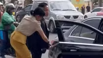 Bị nhắc nhở vì bẻ hoa, người đàn ông đi xe Mercedes rút kiếm đe dọa công nhân