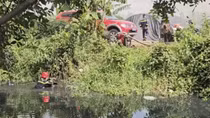 Cảnh sát ngâm mình dưới mương nước để chữa cháy vựa ve chai