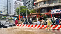 CSGT Thủ đô gồng mình phân luồng, hỗ trợ người dân di chuyển trong mưa