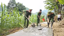 Chung tay làm đường bê tông cho hộ dân có hoàn cảnh khó khăn