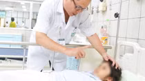 Bé gái co giật được CSGT đưa đi cấp cứu đã xuất viện