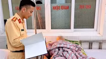 Cảnh sát đường thủy Hà Nội cùng người dân cứu thanh niên đuối nước