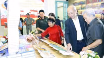 "Cuộc đổ bộ" của những cuốn sách mang tinh thần Cách mạng Tháng Tám