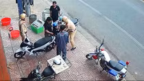CSGT Đắk Nông hỗ trợ người phụ nữ bị đau tim đi cấp cứu kịp thời