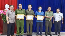 Khen thưởng, thăm hỏi cán bộ Công an và người dân dũng cảm đấu tranh với tội phạm