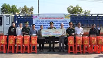 Trao quà tết cho người Việt tại Campuchia