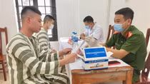 Cán bộ y tế trại giam - sợi dây nối giữ tình người