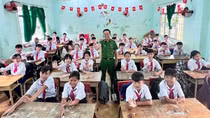 Người thầy Cảnh sát tăng cường về xã biên giới, gắn bó với nhân dân