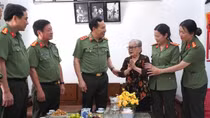 Thứ trưởng Lê Văn Tuyến thăm Khu di tích An ninh Khu V và tri ân người có công