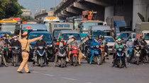 Cửa ngõ phía Nam đông nghịt, CSGT ứng trực điều tiết chống ùn tắc