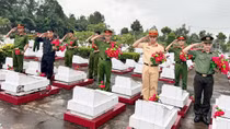 Thay hoa mới cho gần 4.500 mộ phần Liệt sĩ