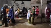 Mưa lớn, Công an Hà Tĩnh hỗ trợ người dân di dời tài sản trong đêm