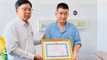 Thăm hỏi, động viên Cảnh sát khu vực bị thương khi làm nhiệm vụ