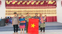 Công an xã Văn Bàn trao tặng 93 Cờ Tổ quốc cho các điểm nhóm đạo Tin lành