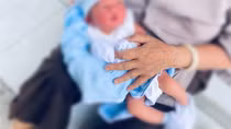Bé trai sơ sinh bị bỏ rơi trước cổng chùa
