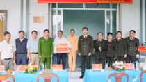 Trao nhà nghĩa tình đồng đội tặng thân nhân liệt sĩ CAND