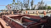 Tạm dừng 2 tàu hút cát ở khu vực ven biển