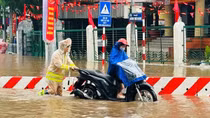 CSGT Hà Nội bám đường trong mưa bão bảo đảm an toàn cho người dân