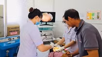 Nội soi “dọn” ổ ấu trùng trong tai một bệnh nhân ở Khánh Hòa
