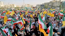 Người dân Iran ăn mừng lệnh ngừng bắn vừa đạt được với Israel
